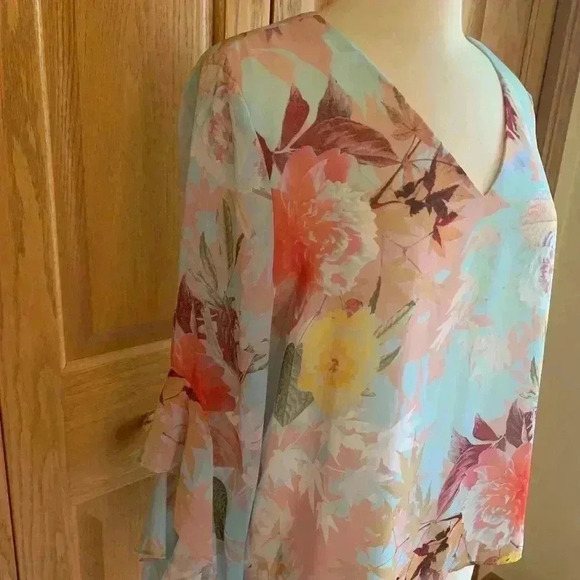 VINCE CAMUTO - Floral Ruffle Sleeve Top - Excellent Condition - Picture 2 of 13